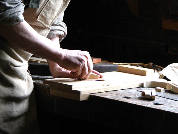 Ofrecemos un servicio de <strong>carpintería  de madera y ebanistería en Sacañet</strong> adaptado a las necesidades del <strong>cliente</strong>.